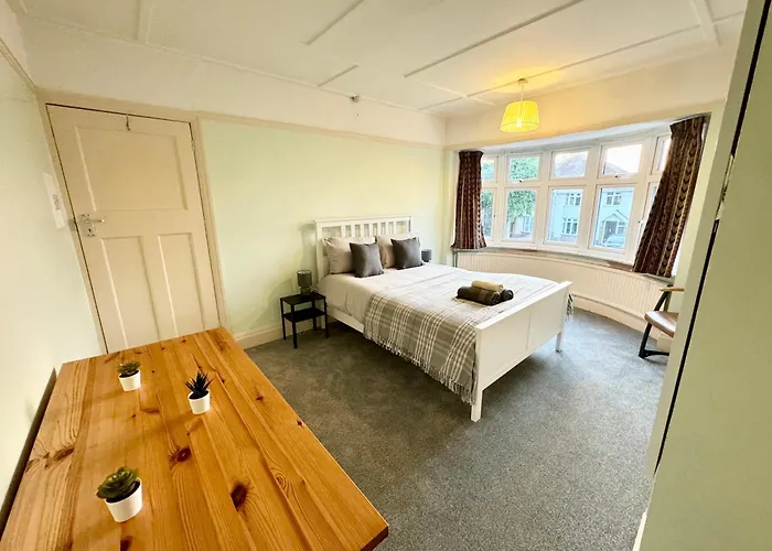 Spacious Double Near Southmead Homestay