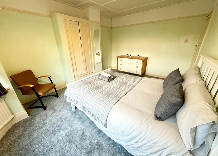 Spacious Double Near Southmead Проживання в сім'ї *